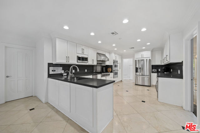 16221 Elisa Place, Encino CA: https://media.crmls.org/mediaz/38bf80be-73d1-4263-83cc-cf87e02153ef.jpg