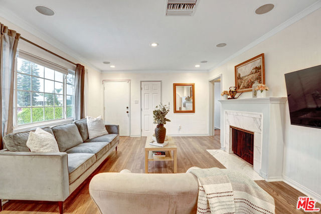 6230 Peach Avenue, Van Nuys CA: https://media.crmls.org/mediaz/38c0e116-2396-4864-96c6-94feb269d568.jpg
