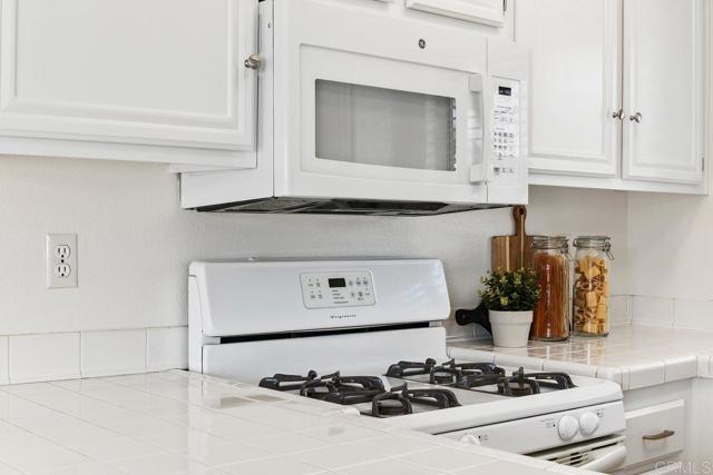 Detail Gallery Image 8 of 42 For 1330 Palomar Pl #7,  Vista,  CA 92084 - 3 Beds | 2 Baths