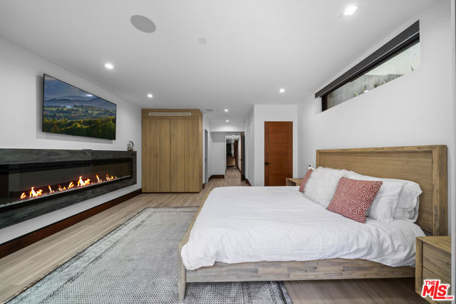 836 California Avenue, Venice CA: https://media.crmls.org/mediaz/38c200b6-c34a-4d18-ab4d-9bf47346cadb.jpg