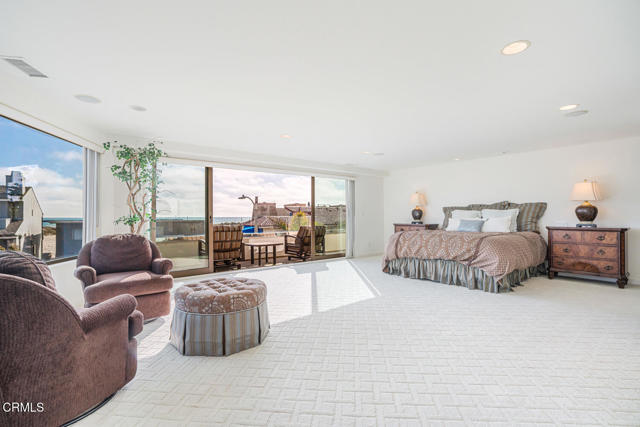 3300 Ocean Drive, Oxnard CA: https://media.crmls.org/mediaz/38c34096-606d-45f1-85d6-8375f7f22771.jpg