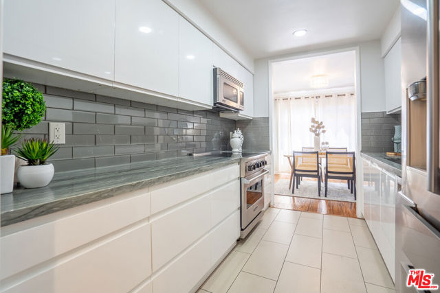 818 S Lucerne Boulevard, Los Angeles CA: https://media.crmls.org/mediaz/38c4772b-cc58-46a7-b90a-0ffb3ad7c29c.jpg