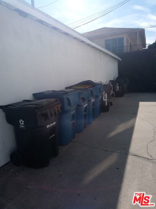 7208 S La Cienega Boulevard, Inglewood CA: https://media.crmls.org/mediaz/38c48b5a-f782-4d3c-b7dc-3875790194b2.jpg