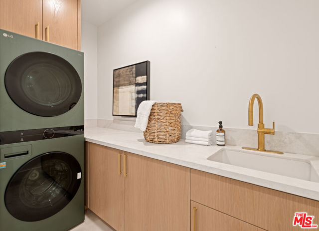 1008 Oakwood Avenue, Venice CA: https://media.crmls.org/mediaz/38c527e0-061d-4ba9-b573-6333f4c4038e.jpg