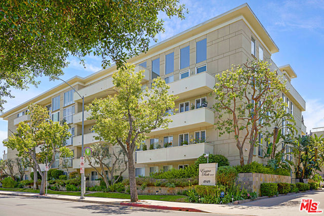 4949 Genesta Avenue, Encino CA: https://media.crmls.org/mediaz/38c55ad1-f9e8-4a95-9035-94ec9662e94d.jpg