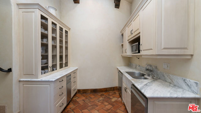23806 Malibu Crest Drive, Malibu CA: https://media.crmls.org/mediaz/38c657e0-7ec0-4f8a-9362-1c12aa1bafa0.jpg