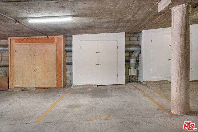 11636 Montana Avenue, Los Angeles CA: https://media.crmls.org/mediaz/38c77307-988b-4370-a6e2-cd01076f562f.jpg