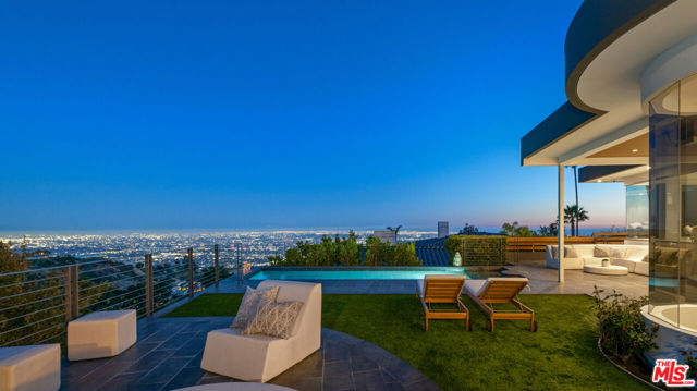 9353 Nightingale Drive, Los Angeles CA: https://media.crmls.org/mediaz/38c7d2ba-a169-4497-85cc-72b92e3b3704.jpg