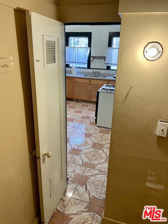 737 N HARVARD Boulevard, Los Angeles CA: https://media.crmls.org/mediaz/38c8906a-256b-4638-ac03-be570db80f7f.jpg