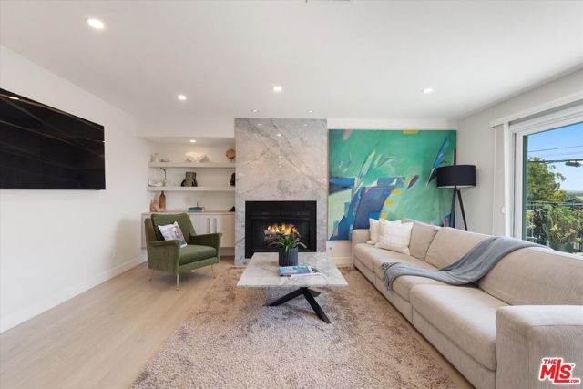 737 Pier Avenue, Santa Monica CA: https://media.crmls.org/mediaz/38c97bdd-8680-4c7b-a8ff-4b3d5033f3b2.jpg