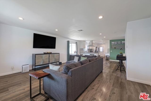 3447 9th Avenue, Los Angeles CA: https://media.crmls.org/mediaz/38c999e3-2ee5-4b78-a3fc-c85aa847770b.jpg