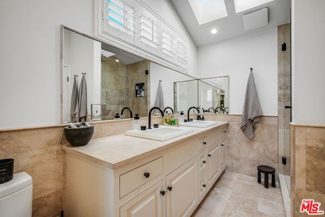 2880 Searidge Street, Malibu CA: https://media.crmls.org/mediaz/38ca2f97-cf9b-4095-babc-1c9068781f35.jpg