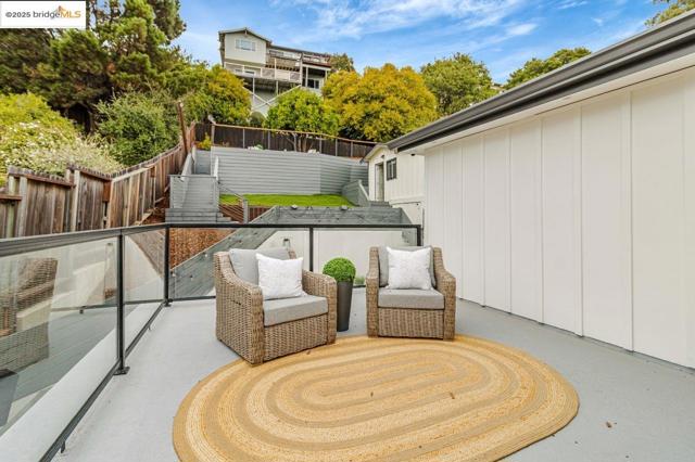 7900 Michigan Ave, Oakland CA: https://media.crmls.org/mediaz/38cbd4b1-bf94-4e20-bcc8-e2a11a013234.jpg