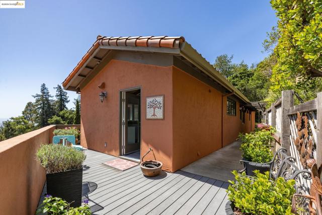 260 Alvarado Rd, Berkeley CA: https://media.crmls.org/mediaz/38cbf2a1-d97d-4d49-ab66-63a8217c19e0.jpg