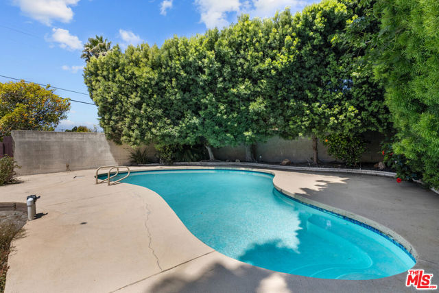 5317 Angeles Vista Boulevard, View Park CA: https://media.crmls.org/mediaz/38cc1ba5-f68d-415e-8b09-9ed6284e1ffd.jpg