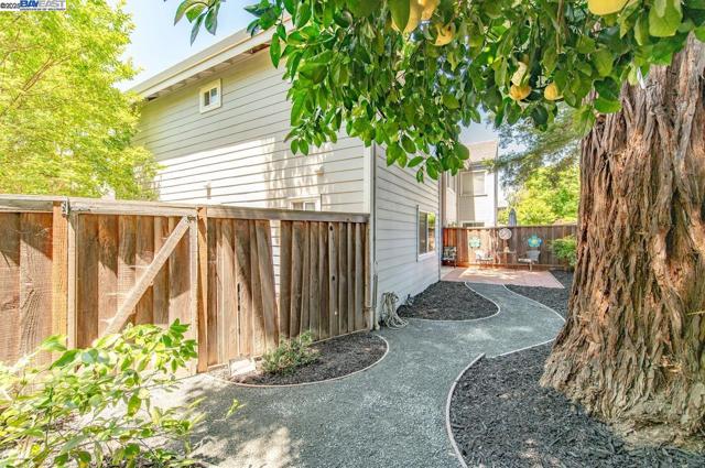 243 Rachael Pl, Pleasanton CA: https://media.crmls.org/mediaz/38cc3406-b6a0-43d2-9a6d-84cbca823e06.jpg