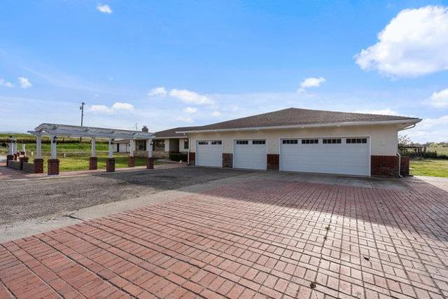 1080 Fairview Road, Hollister CA: https://media.crmls.org/mediaz/38cc6ca0-4796-4c70-9646-ef8f9890fcce.jpg
