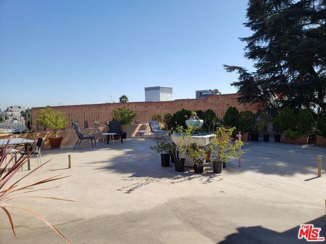 5640 Franklin Avenue, Los Angeles CA: https://media.crmls.org/mediaz/38cc9da3-ffcb-48dc-b7df-f7592a6441d9.jpg