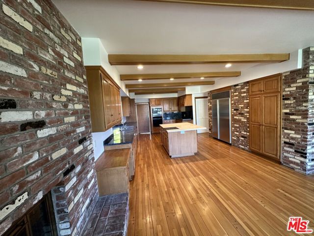 619 N Canon Drive, Beverly Hills CA: https://media.crmls.org/mediaz/38cee82c-8caf-4cb4-9699-a772f4e49aa0.jpg