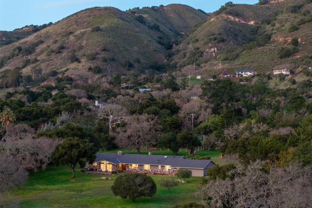 10 Ring Lane, Carmel Valley CA: https://media.crmls.org/mediaz/38cf4e47-4eb4-4893-a4d7-b20f735e17f9.jpg