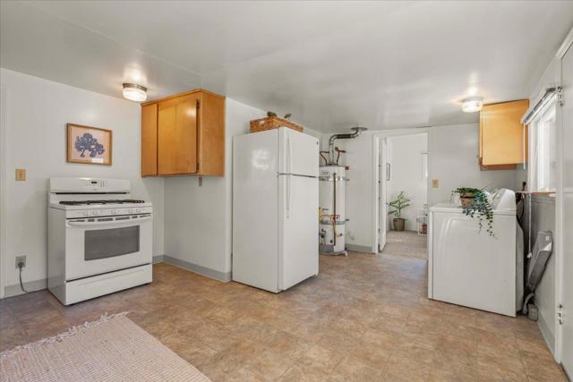 207 2nd Avenue, Santa Cruz CA: https://media.crmls.org/mediaz/38d036cd-388f-4066-8e8c-856ff65c2310.jpg