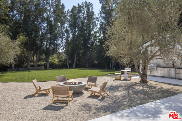 27405 Pacific Coast Highway, Malibu CA: https://media.crmls.org/mediaz/38d0ff65-293a-4dc9-972e-c3dd7c39e2a6.jpg