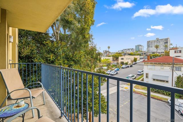 2568 Albatross St, San Diego CA: https://media.crmls.org/mediaz/38d18874-c79b-455f-8afc-f2aebc04fa32.jpg