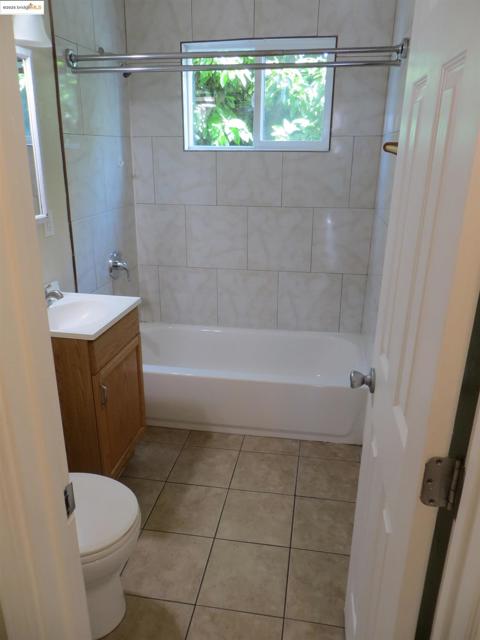 21462 Ocean View Dr, Hayward CA: https://media.crmls.org/mediaz/38d23910-6ed3-4ab2-83af-c59c325af49b.jpg