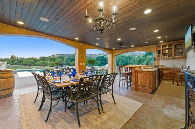 12220 Heritage Way, Gilroy CA: https://media.crmls.org/mediaz/38d26ae1-db76-4c86-a7a7-d846c866348d.jpg