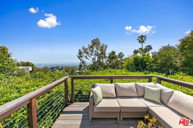 1470 N Tigertail Road, Los Angeles CA: https://media.crmls.org/mediaz/38d2b3f0-db5a-4805-a06d-5c19d16e1066.jpg