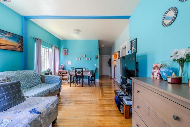 1437 25Th Ave, Oakland CA: https://media.crmls.org/mediaz/38d2c0c8-cc5d-4b10-8a04-3b8bdbdedafd.jpg