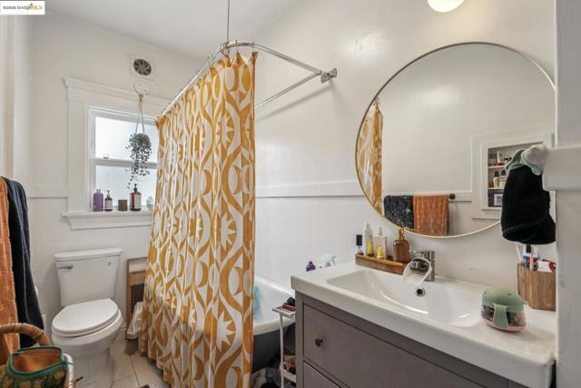 747 St, Oakland CA: https://media.crmls.org/mediaz/38d3396b-8bee-4408-b3ae-fc3a2f1d73f1.jpg