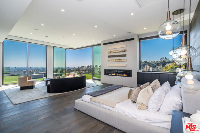 9406 Lloydcrest Drive, Beverly Hills CA: https://media.crmls.org/mediaz/38d34dfb-eda3-4902-9294-edecfe8bdc4a.jpg