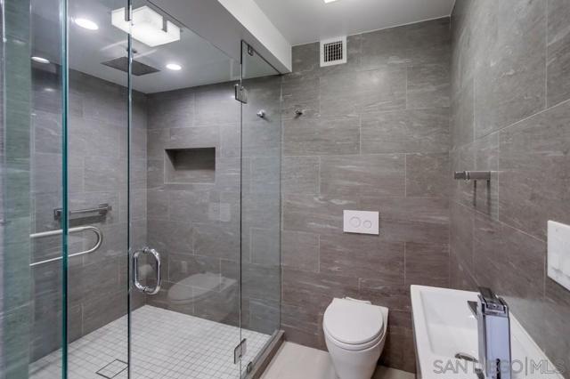 1750 Avenida Del Mundo, Coronado CA: https://media.crmls.org/mediaz/38d4ab81-b80b-43dd-be4e-897733a25b52.jpg