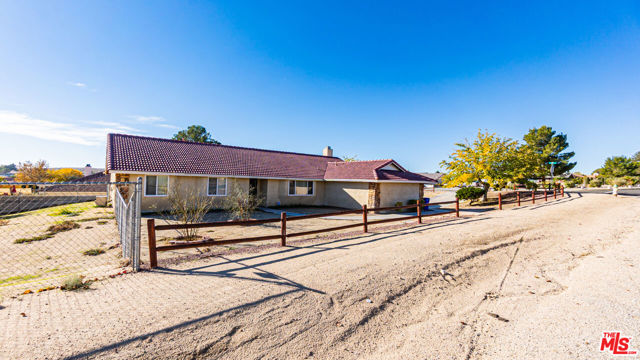 26665 Lakeview Drive, Helendale CA: https://media.crmls.org/mediaz/38d58e55-7f36-4513-b718-822a0d5bc3e1.jpg