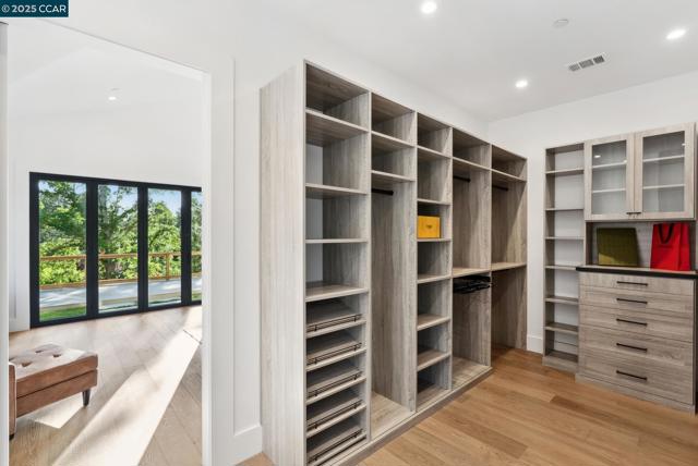 17 Julianne Ct, Walnut Creek CA: https://media.crmls.org/mediaz/38d5bdbf-aaca-4c33-bc93-a3e8bdc4b057.jpg