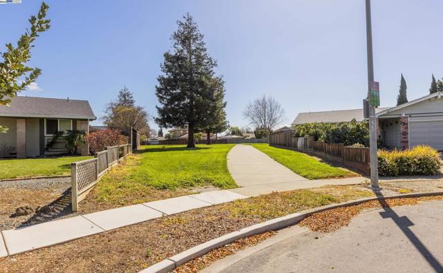 4227 Becerra Dr, Fremont CA: https://media.crmls.org/mediaz/38d6a7c3-cf8d-465f-853b-3e46e96791c6.jpg
