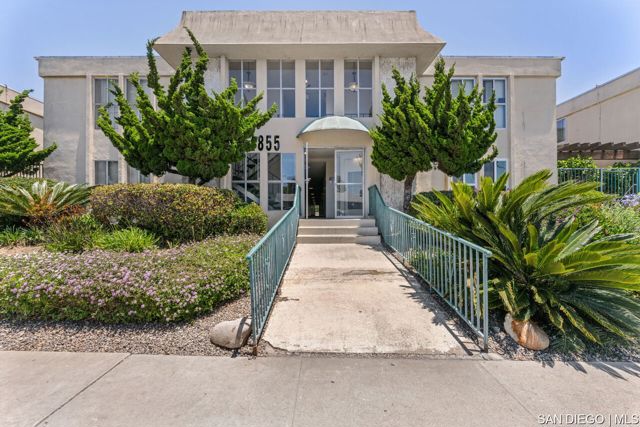 4855 Cole ST, San Diego CA: https://media.crmls.org/mediaz/38d70518-3212-4b0b-a854-38b67e0b83d9.jpg