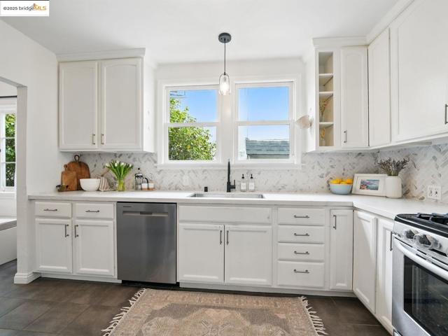 3712 Maple AVE, Oakland CA: https://media.crmls.org/mediaz/38d75307-cc9e-4a85-a0ec-bdfbc8443f10.jpg