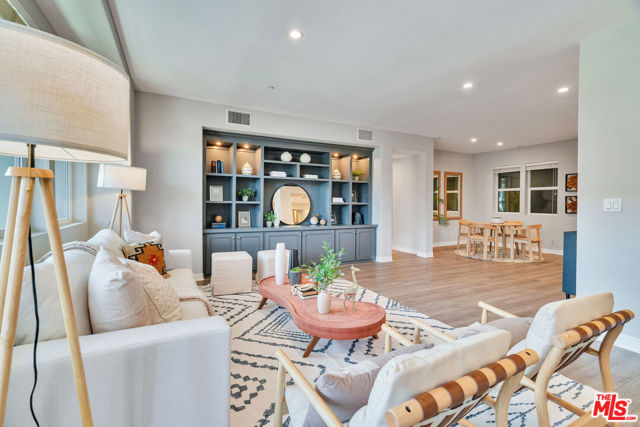 7100 Playa Vista Drive, Playa Vista CA: https://media.crmls.org/mediaz/38d75326-7726-433e-bf5a-eb75370e925c.jpg