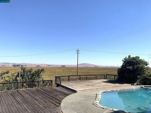29 Anton Way, Novato CA: https://media.crmls.org/mediaz/38d8422b-2827-4fb4-9c3b-7f9e4703001d.jpg