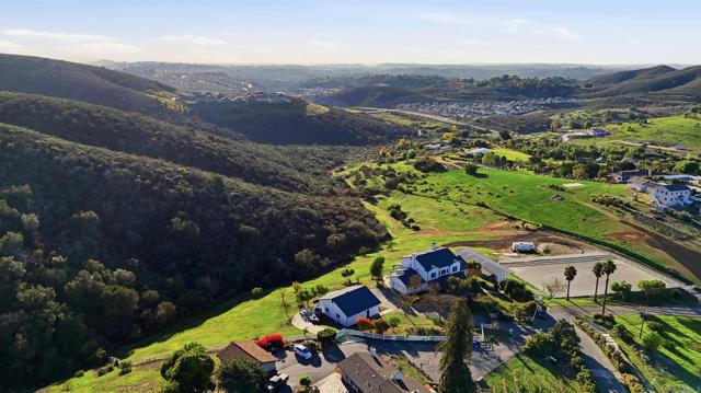 Detail Gallery Image 12 of 40 For 1925 Robinhood Rd, Vista,  CA 92084 - 5 Beds | 4/1 Baths