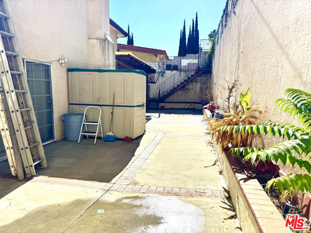 1137 Eagle Vista Drive, Los Angeles CA: https://media.crmls.org/mediaz/38da5ebd-1067-4bc9-8374-3285986cd5ea.jpg