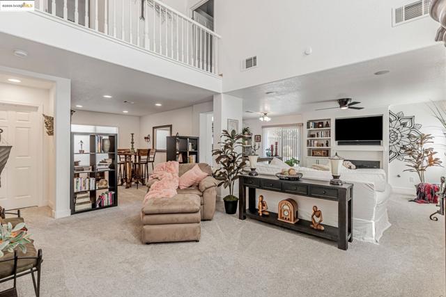 8215 Red Elk Dr, Elk Grove CA: https://media.crmls.org/mediaz/38db2f98-4700-4ae7-a498-35ef08cce457.jpg