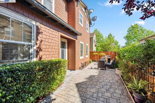4875 Thorndike Ln, Dublin CA: https://media.crmls.org/mediaz/38dc4bb1-dadc-4984-9371-fe813c60d1eb.jpg