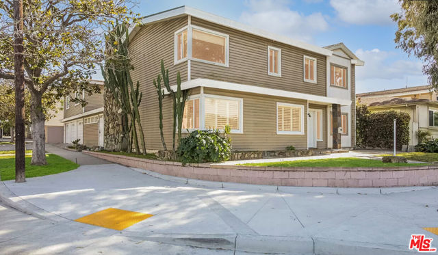8100 W 83rd Street, Playa del Rey CA: https://media.crmls.org/mediaz/38dc79af-10ae-4239-a965-078b25aab7e4.jpg