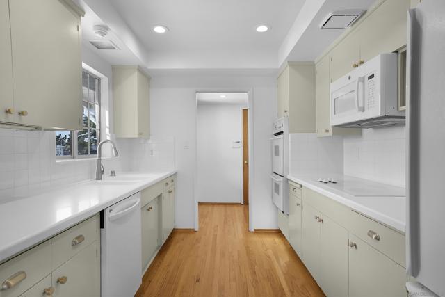 5852 Lomond Drive, San Diego CA: https://media.crmls.org/mediaz/38de2f5e-cd10-4df4-a79c-1c309ced0095.jpg