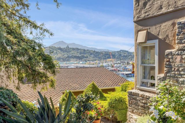 28 Marina Court Dr, San Rafael CA: https://media.crmls.org/mediaz/38debd5b-e677-4431-bc55-8ccf53ccf681.jpg