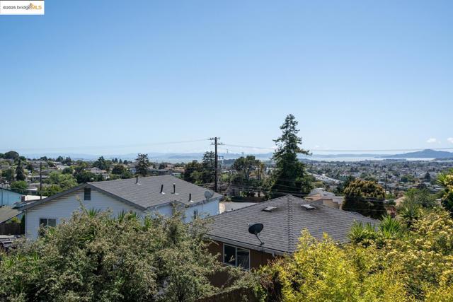 6084 Monterey AVE, Richmond CA: https://media.crmls.org/mediaz/38df0760-d3ff-4bff-8ed7-4b57fe81252f.jpg