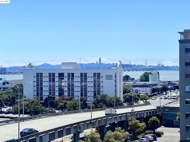 5855 Horton St, Emeryville CA: https://media.crmls.org/mediaz/38df5ad2-234f-4f81-94f8-a7f64317c39a.jpg